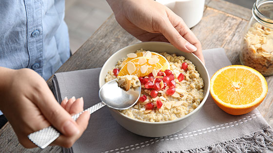 Schüssel mit Müsli und frischem Obst