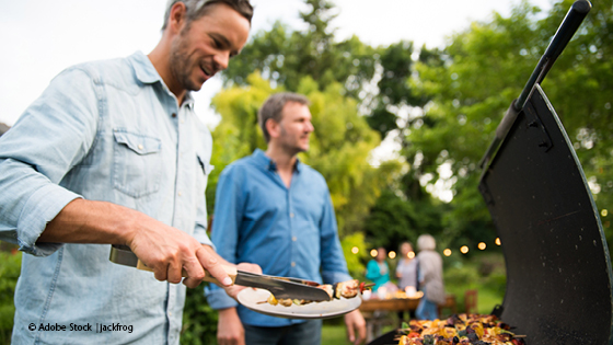 Mann beim Grillen