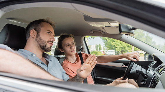 Zwei Personen im Auto