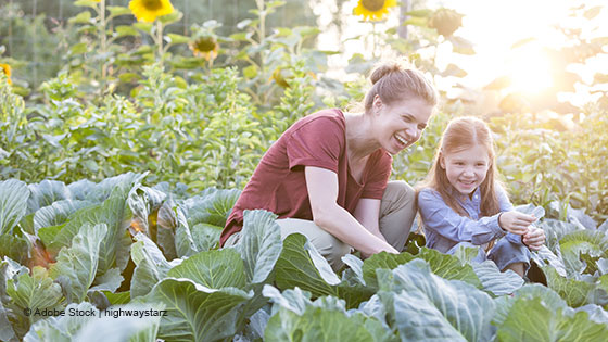Mutter und Tochter im Garten