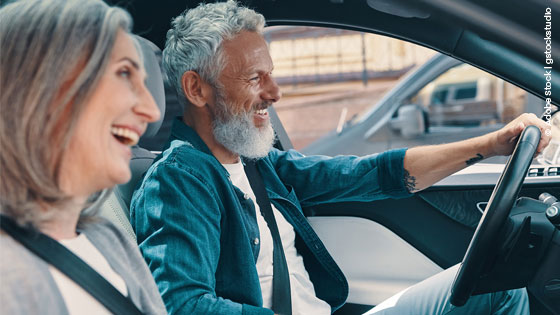 Zwei Personen im Auto
