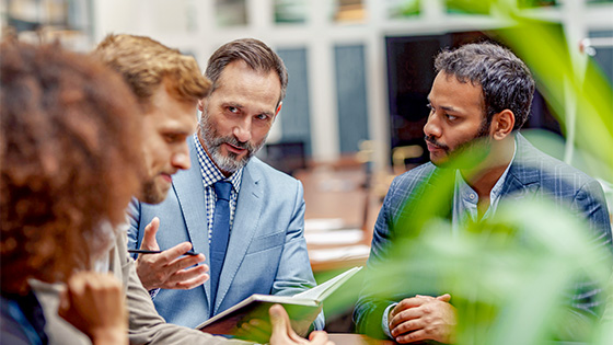 Businesspeople beim Gespräch