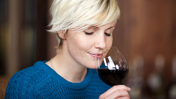 frau mit glas rotwein