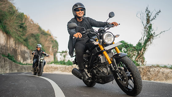 Motorradfahrer beim Motorrad fahren auf einer Bergstraße