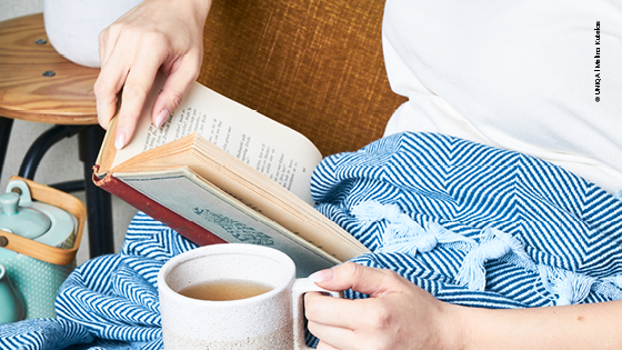 Bewusste Auszeit mit Lesen und Tee als Symbol für Entspannung, Achtsamkeit und digitales Abschalten.