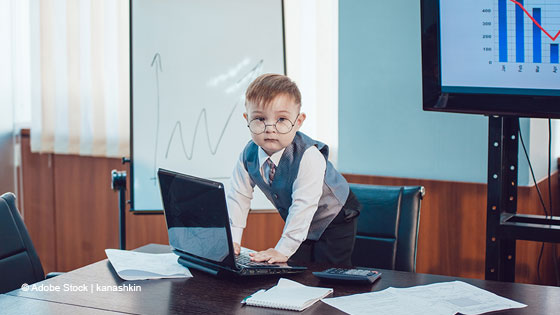 baby mit brille rechnet auf taschenrechner