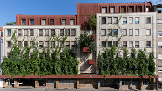 gruene fassade uniqa graz