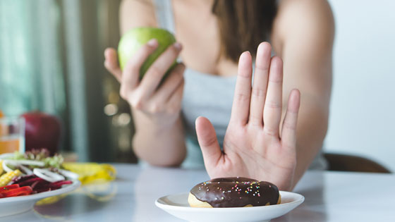 Frau verzichtet auf süßen Donut