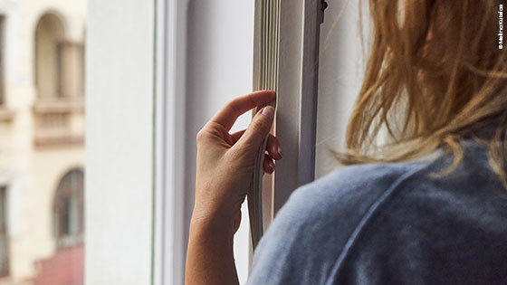 Person überprüft Isolierung der Fenster