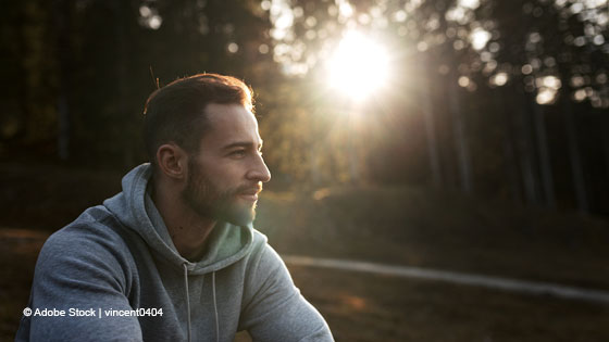 Mann in der Natur bei Sonnenuntergang
