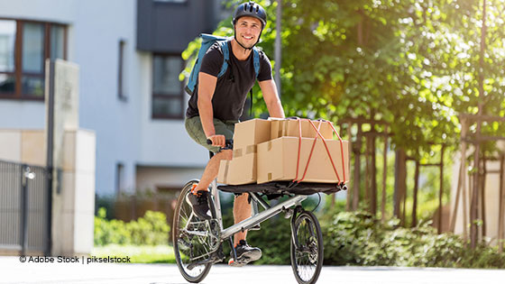 Paketzussteller mit dem Fahrrad