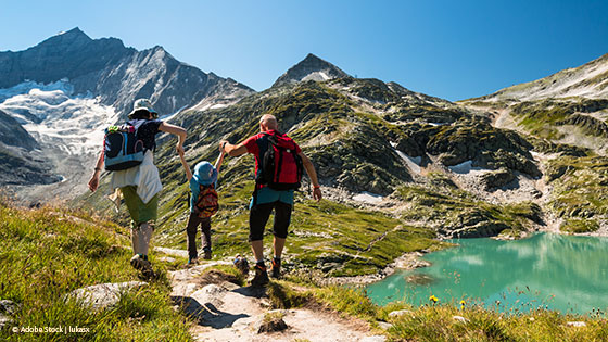 Familie beim Wandern in den Bergen