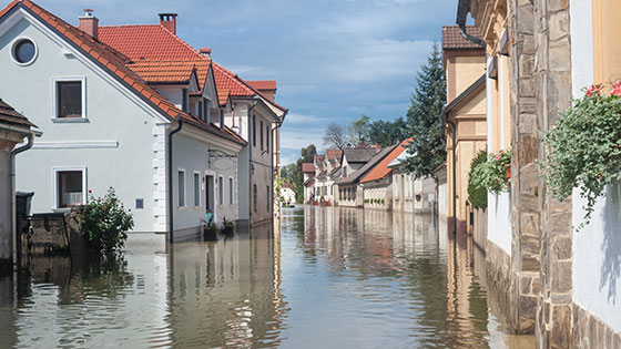 häuser im hochwasser