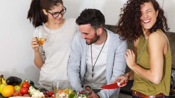 Eine Gruppe von Menschen kocht gemeinsam