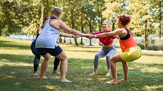 Eine Gruppe Frauen macht im Park gemeinsam Sport.