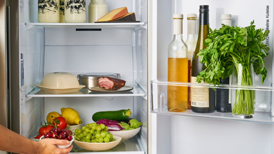 Kühlschrank mit Lebensmitteln