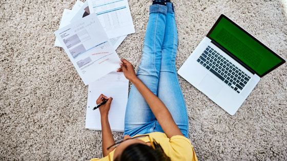 Person macht Finanzvorsorge