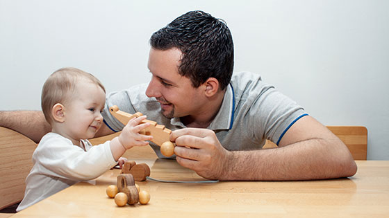 Papa mit Baby - Väterkarenz