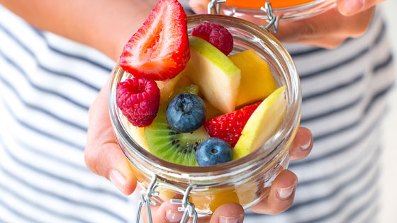 Glas mit frischen Früchten