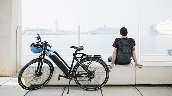Mann mit E-Bike