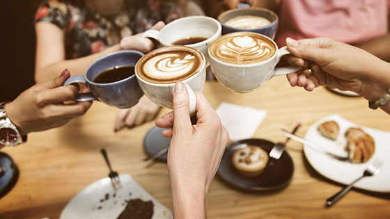 Kaffeetassen mit unterschiedlichen Kaffees
