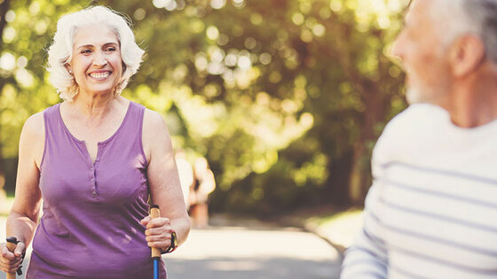 frau beim nordic walking