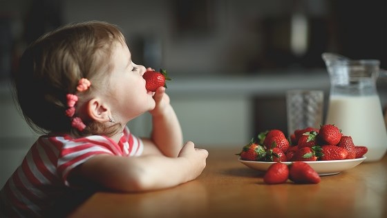 Mädchen isst Erdbeeren