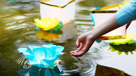Papierblumen im Wasser
