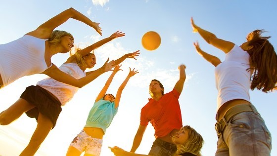 junge Menschen beim Ballsport