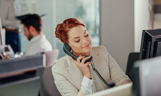 Frau im Büro am Telefon