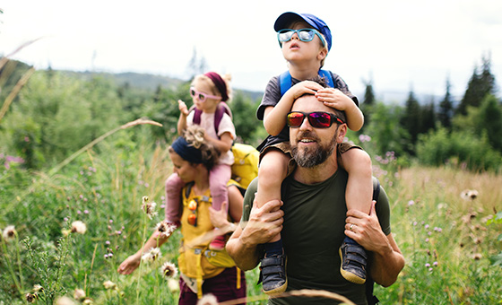 Familie beim Wandern
