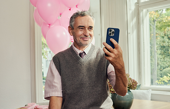 Mann mit Smartphone in der Hand
