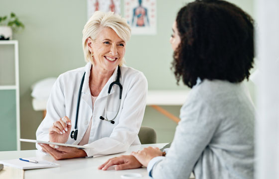 Ärztin und Patientin beim Gespräch in der Ordination