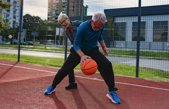 älteres aktives Paar beim Basketball