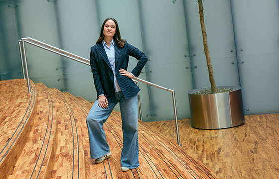 Frau steht auf der Stiege