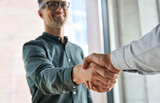 Zwei Personen schütteln sich die Hände