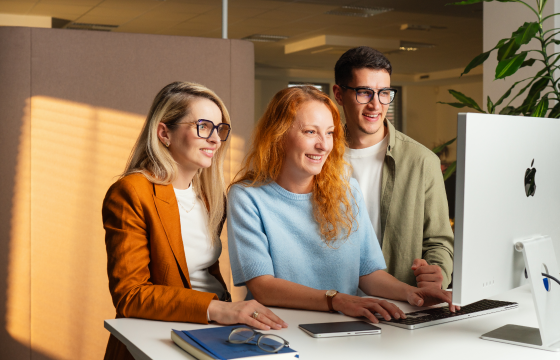 three_people_working_behind_computer