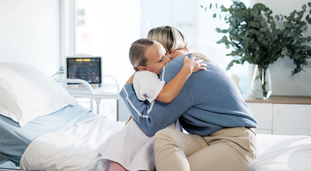 Kind im Krankenhaus - mit Mama und Kuscheltier