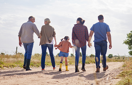 Familie beim Spazierengehen