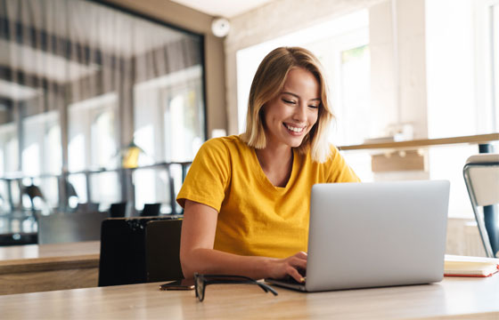 Frau sitzt vor Laptop