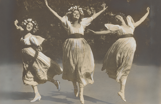 Schwarz-weiß-Fotografie - tanzende Frauen