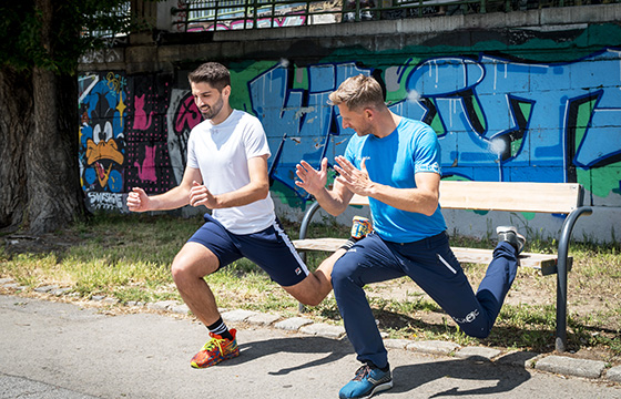 UNIQA VitalCoach und Mann beim Outdoor-Training