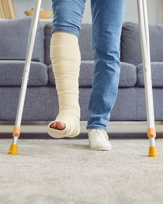 Gips und Krücken