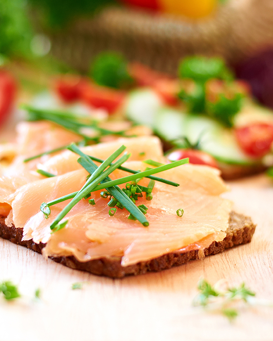 Belegtes Brot mit Fisch und Schnittlauch
