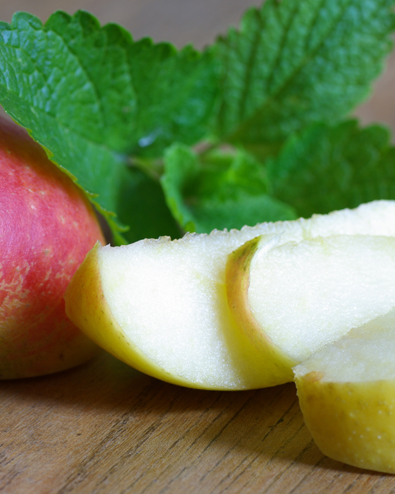 Aufgeschnittener Apfel auf einer Holzoberfläche