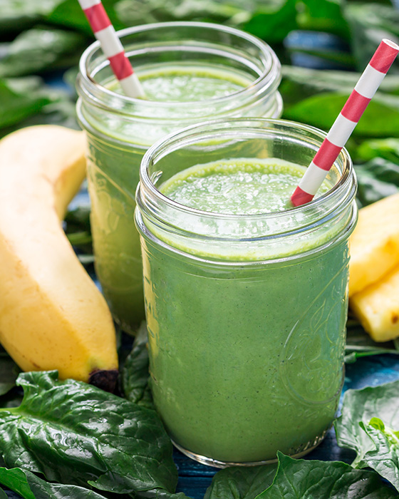 Grüner Drink mit Strohhalm
