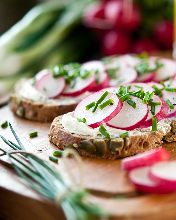 Brote mit Frischkäse, Radieschen und Schnittlauch.