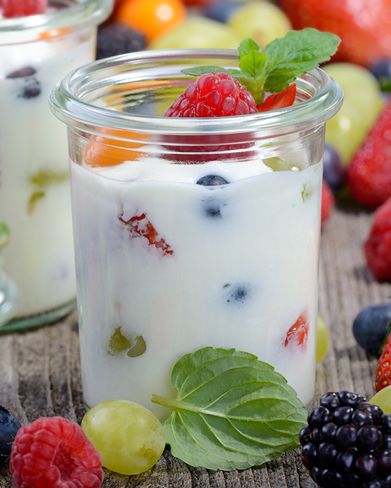 Joghurt mit Beeren und Trauben.