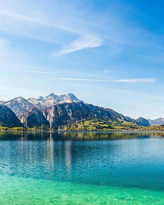 See mit Bergen im Hintergrund