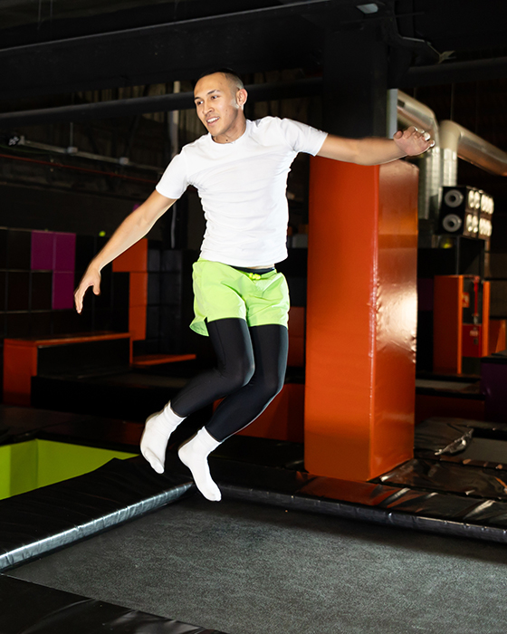 Mann beim Trampolinspringen
